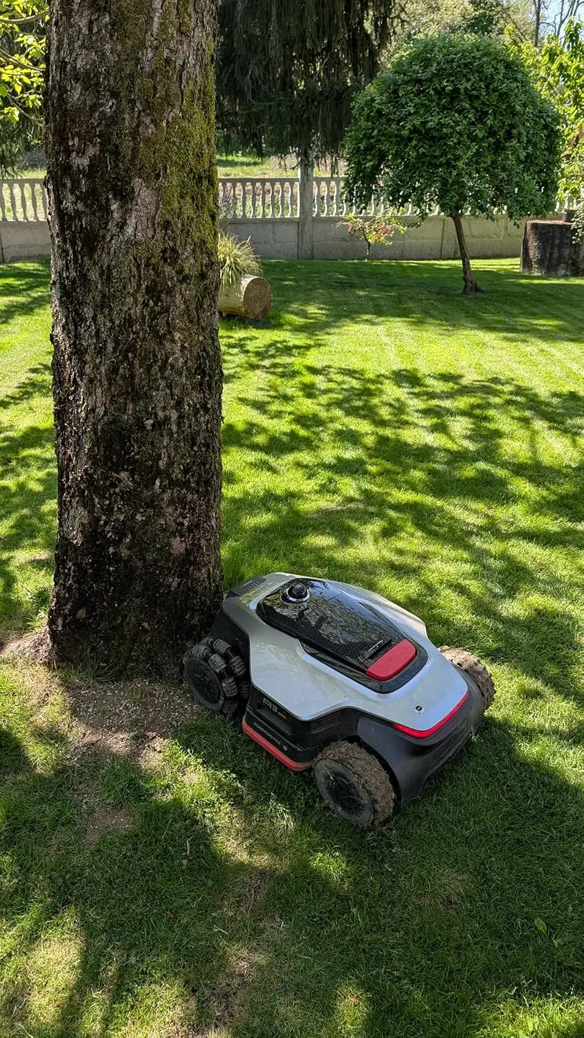 Dreame A3 AWD am Baum im Garten